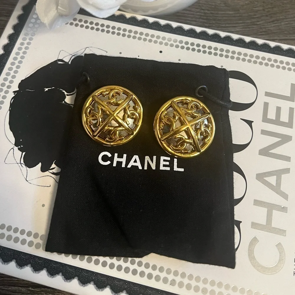 CHANEL Oversized Vintage Gold CC Faux Pearl Clip On Earrings - Picture 10 of 10